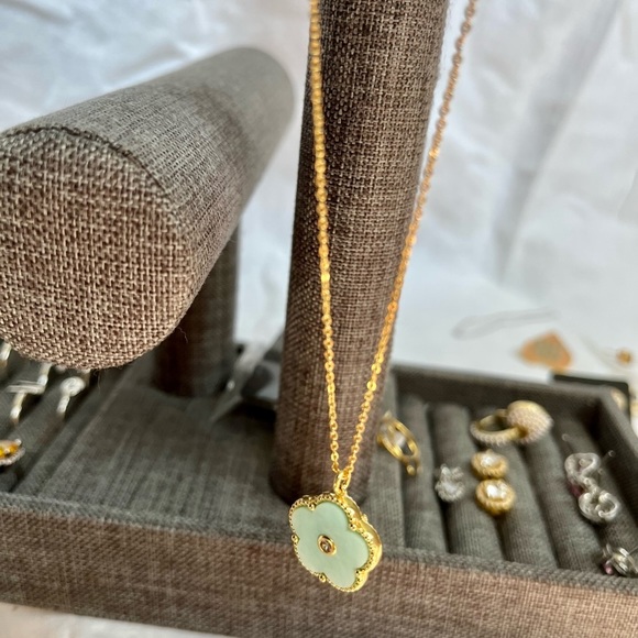 𝅺MOTHER of Pearl Flower Pendant | Gold Plated - Picture 3 of 9